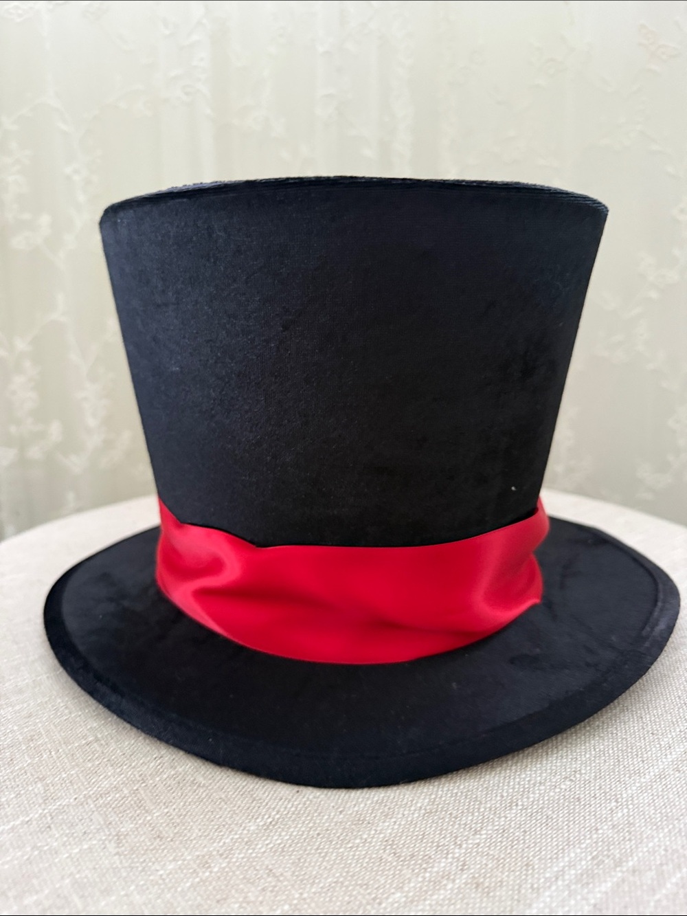 Leg Avenue Men’s Velvet Black Top Hat with Red Satin Band